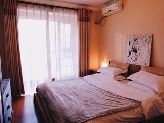 Bedroom- 1 queen bed