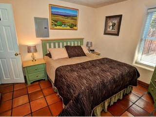 Queen size bedroom, with bathroom