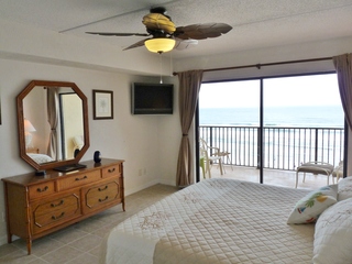 Master Bedroom Suite (King size bed) with Direct Oceanfront view from Balcony